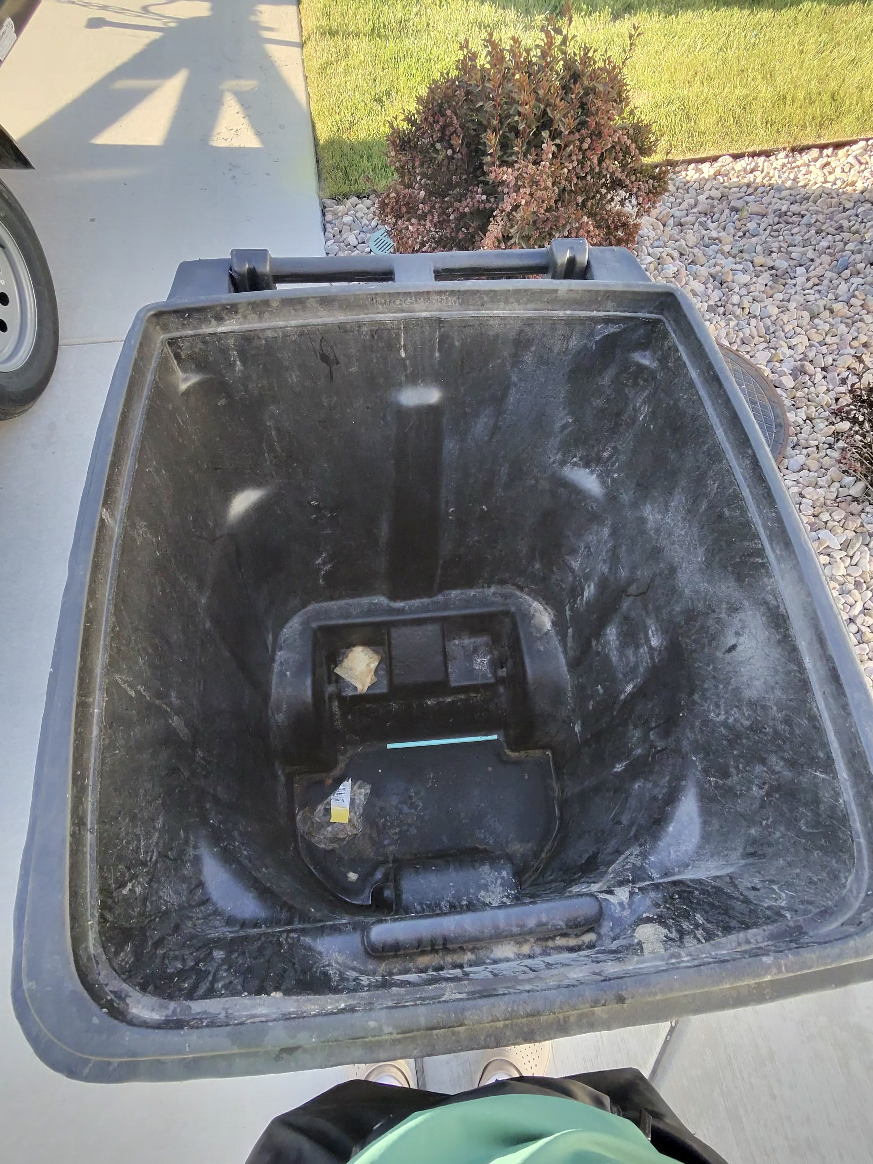 Trash can before cleaning